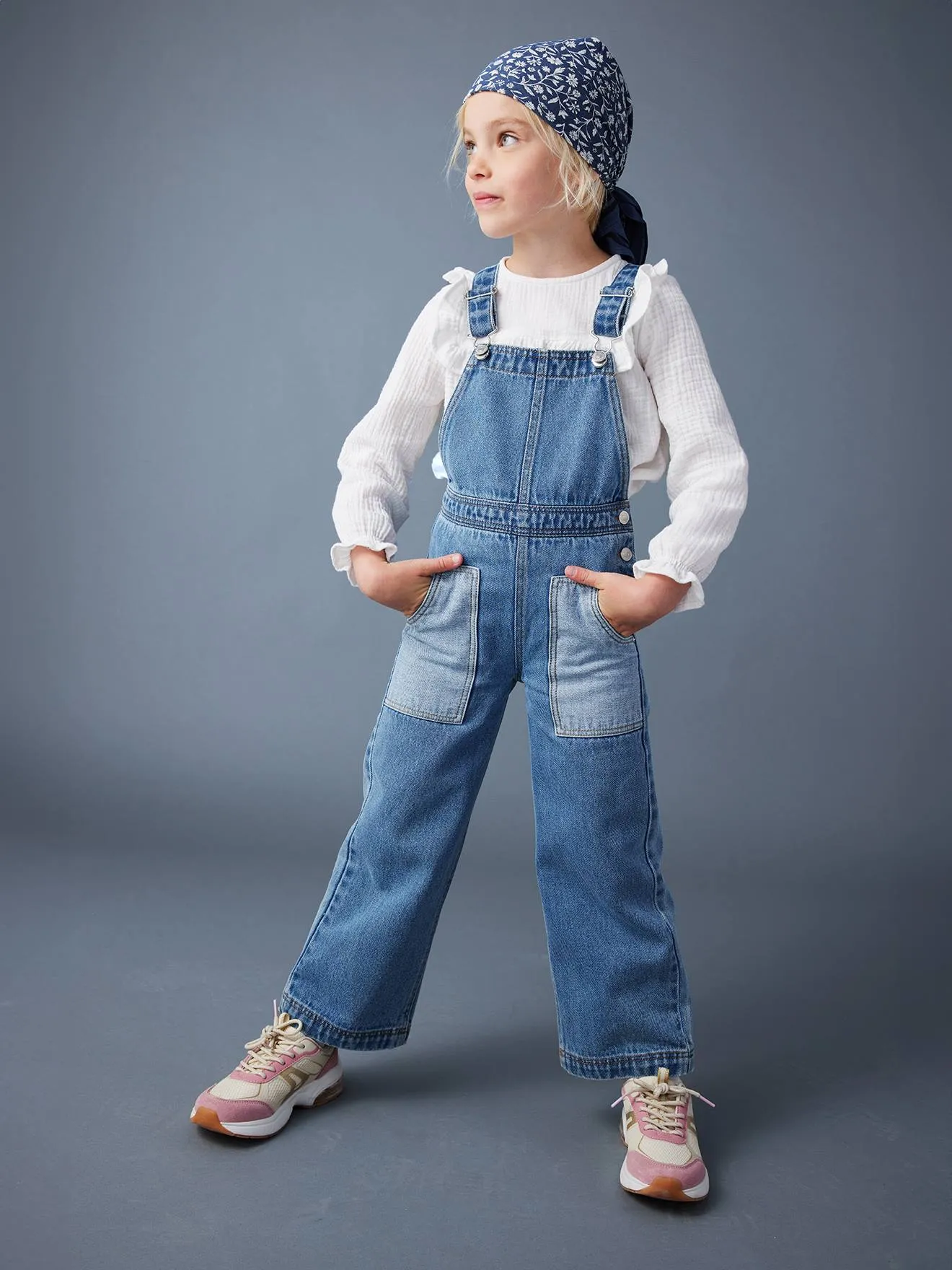 VERTBAUDET  DENIM TUINBROEK VOOR MEISJES MET GROTE CONTRASTERENDE ZAKKEN  MIDDENBLAUW