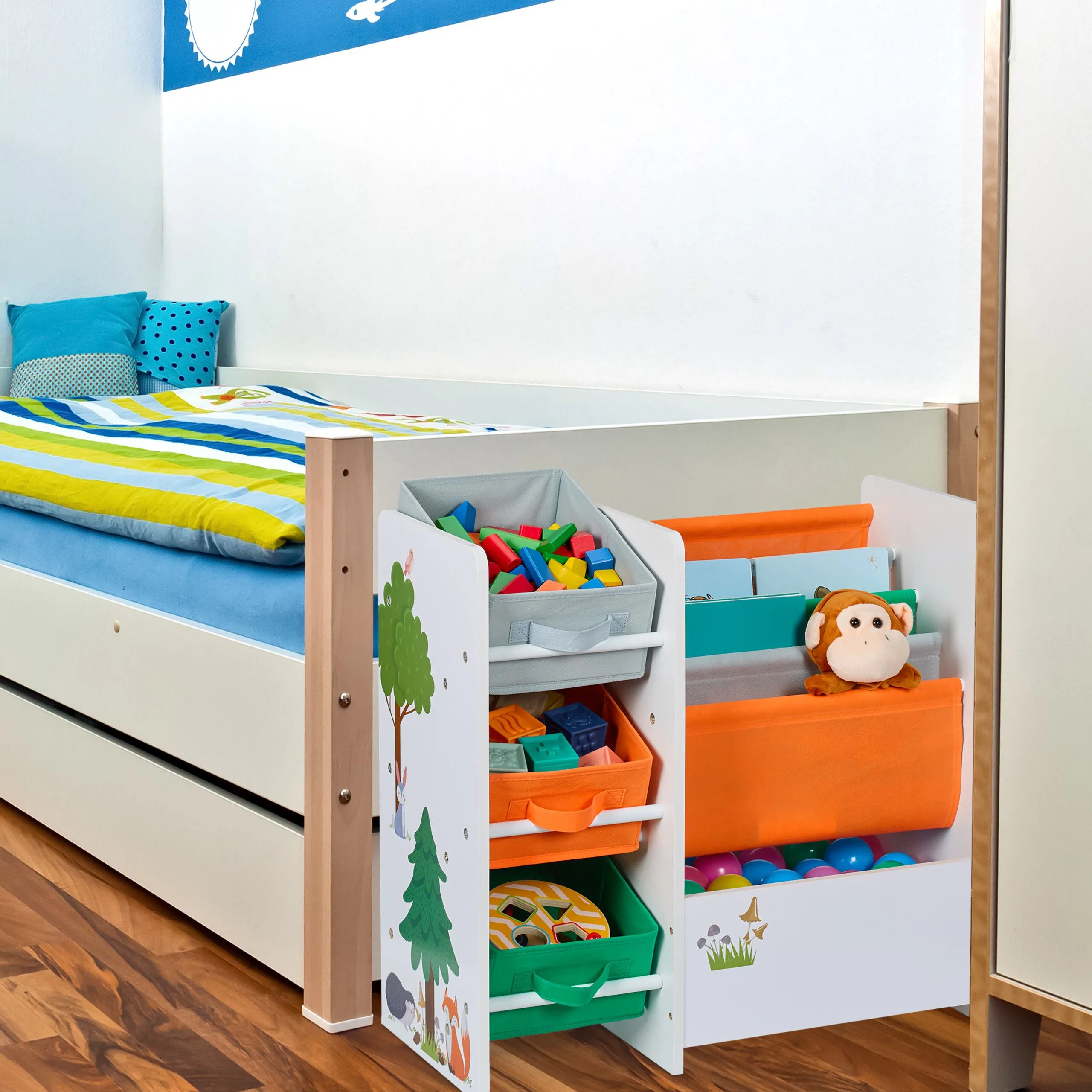 Witte kinderkast met opbergmanden
